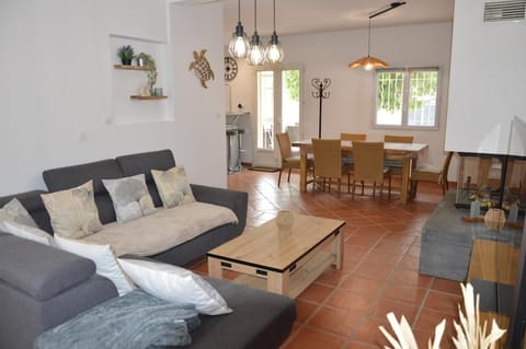 Living room, Seating area, Dining area, fireplace