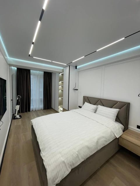 Bed, TV and multimedia, Seating area, Bedroom