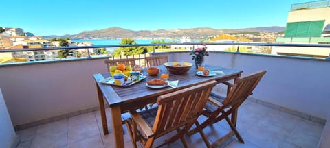 View (from property/room), Balcony/Terrace, Dining area, Mountain view