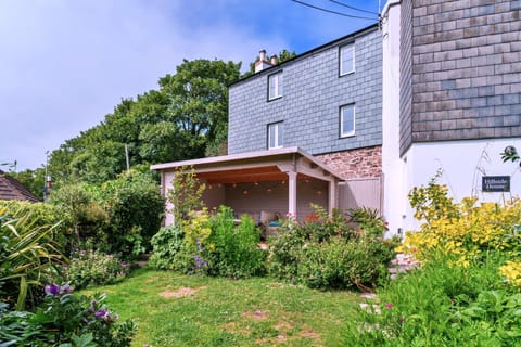 Property building, Spring, Day, Garden, Garden view