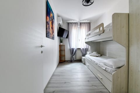 Bed, TV and multimedia, Photo of the whole room, Bedroom, towels