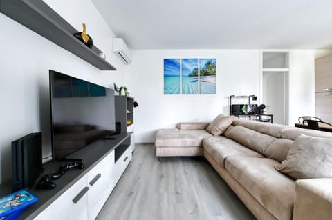 Communal lounge/ TV room, TV and multimedia, Living room, Seating area, Evening entertainment