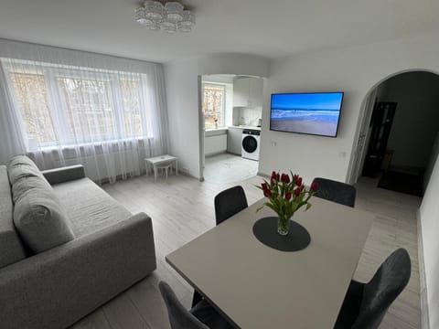 Communal lounge/ TV room, Bed, TV and multimedia, Living room, Seating area, Dining area
