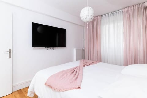 Bed, TV and multimedia, Photo of the whole room, Bedroom, Garden view