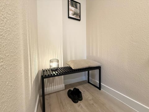 Photo of the whole room, furniture