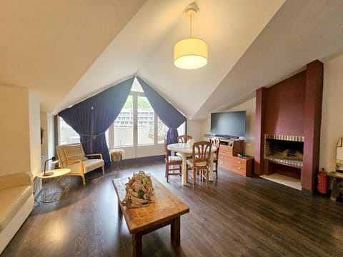 TV and multimedia, Living room, Seating area, Dining area