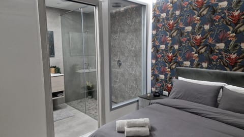 Shower, Toilet, Bed, Bathroom, Photo of the whole room, Bedroom, towels
