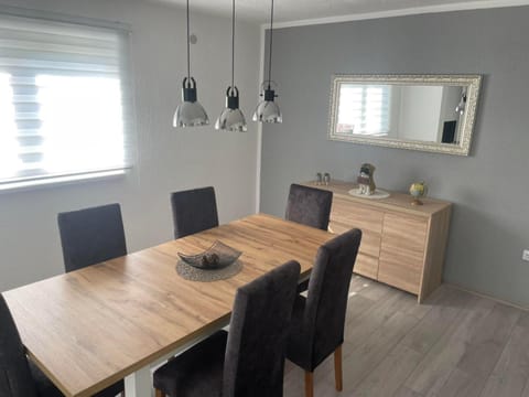 Kitchen or kitchenette, Dining area