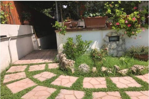 House Garden Apartment in Naples