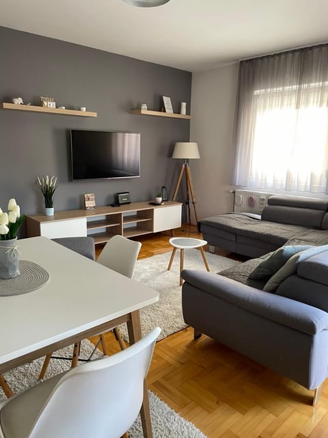 Communal lounge/ TV room, TV and multimedia, Living room, Seating area