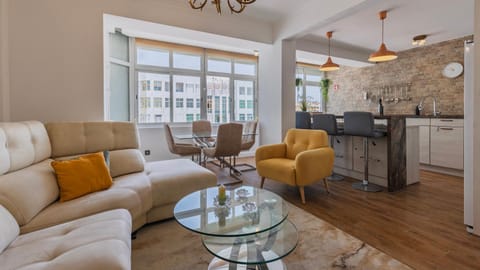 Kitchen or kitchenette, Living room, Seating area, Dining area
