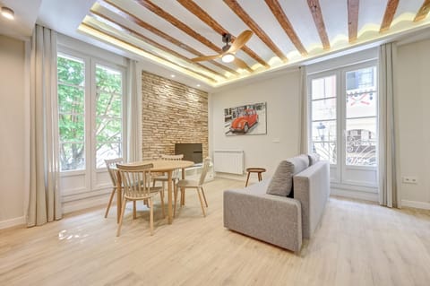 TV and multimedia, Living room, Seating area, Dining area
