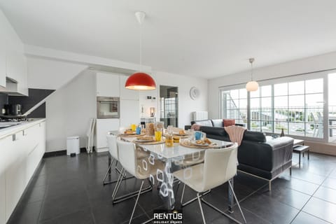 Kitchen or kitchenette, Living room, Dining area, Food