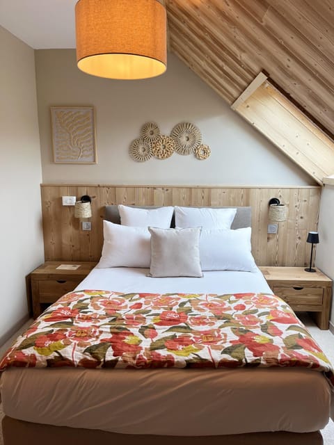 Bed, Photo of the whole room, Bedroom, dryer