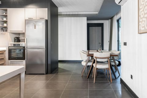 Kitchen or kitchenette, Seating area, Dining area, oven