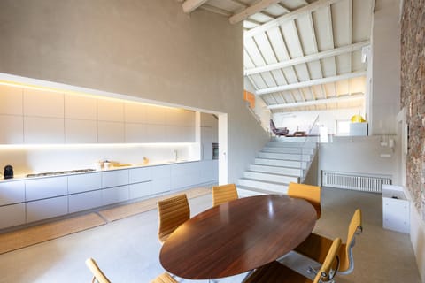 Kitchen or kitchenette, Living room, Seating area, Dining area