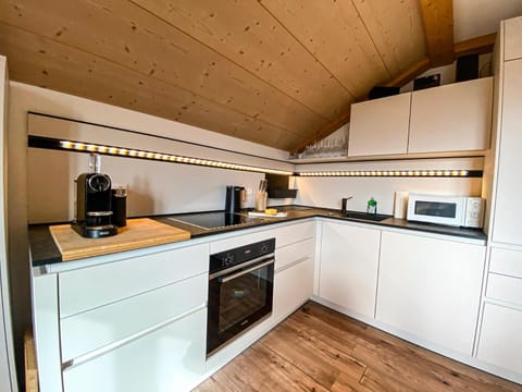 Coffee/tea facilities, Kitchen or kitchenette, dishwasher, oven, stove, toaster