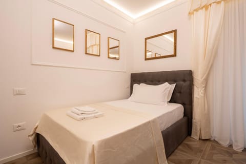 La camera degli Specchi Piazza Unità D'Italia Bed and Breakfast in Trieste