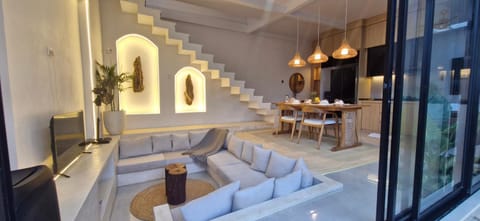 Peaceful 2BR House with Rice Field View Near Beach & Local Spots Villa in Bali