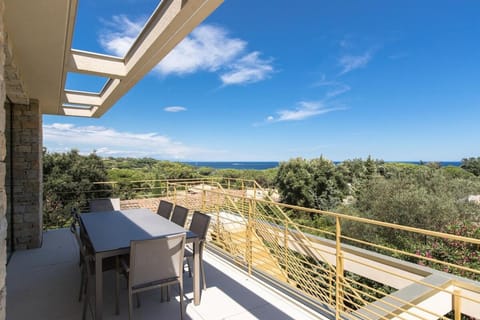 View (from property/room), Balcony/Terrace, Dining area, Sea view