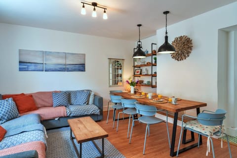 Living room, Food and drinks, Dining area, Food