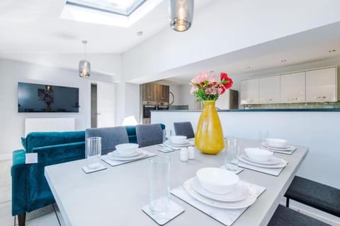 TV and multimedia, Kitchen or kitchenette, Living room, Seating area, Dining area