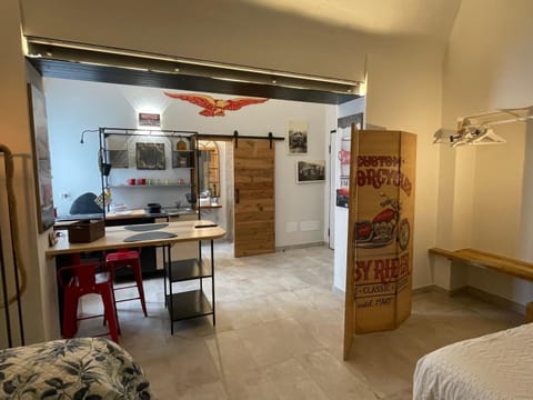 Kitchen or kitchenette, minibar
