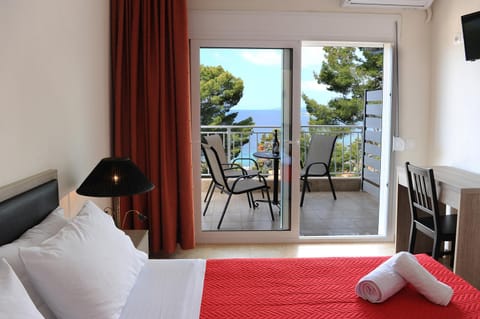Bed, Day, TV and multimedia, Balcony/Terrace, Photo of the whole room, Bedroom, Sea view