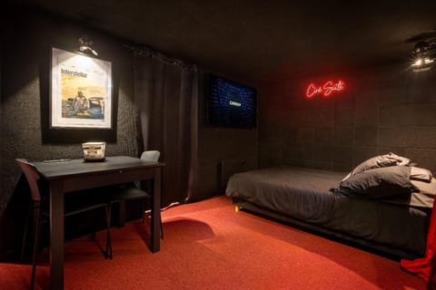 Bed, TV and multimedia, Photo of the whole room, Bedroom