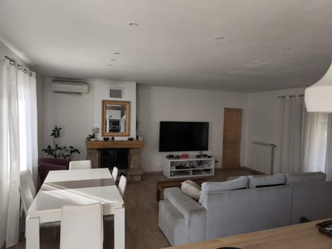 Communal lounge/ TV room, TV and multimedia, Living room, Seating area