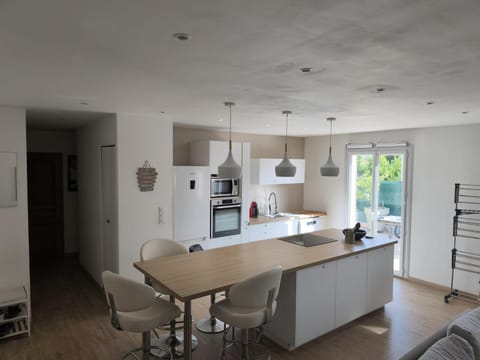 Kitchen or kitchenette, Dining area, oven, stove