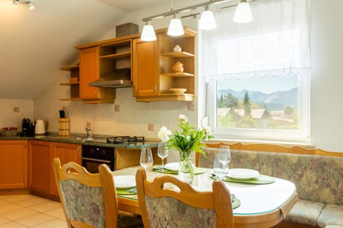 Coffee/tea facilities, Kitchen or kitchenette, Dining area, heating, internet, stove, kitchen