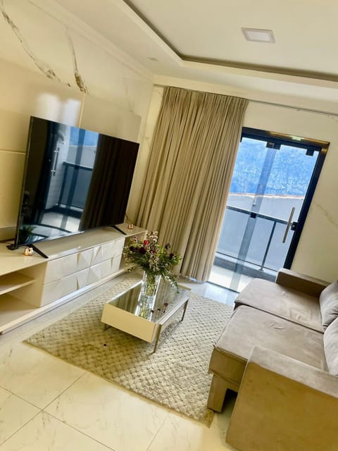 Bed, TV and multimedia, Living room, Seating area