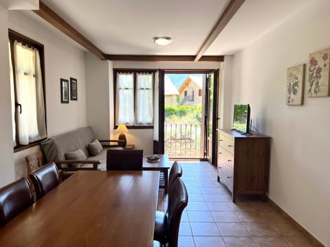 Communal lounge/ TV room, TV and multimedia, Living room, Seating area