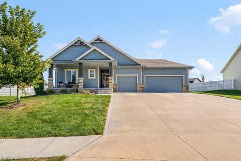 Spacious Country Farmhouse Retreat, Sleeps 16, Pool, Movie Room House in Iowa