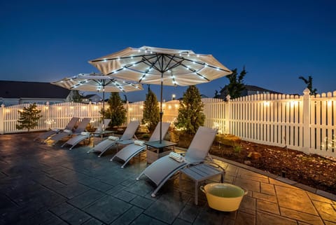 Spacious Country Farmhouse Retreat, Sleeps 16, Pool, Movie Room House in Iowa