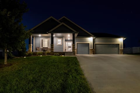 Spacious Country Farmhouse Retreat, Sleeps 16, Pool, Movie Room House in Iowa