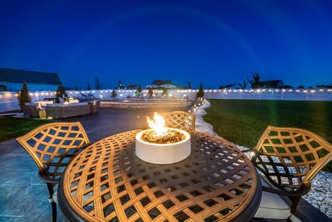 Spacious Country Farmhouse Retreat, Sleeps 16, Pool, Movie Room House in Iowa