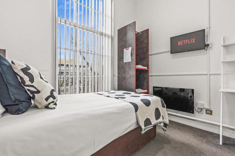 Bed, TV and multimedia, wardrobe