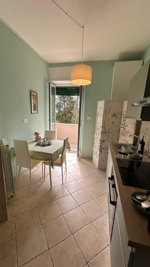 Kitchen or kitchenette, Dining area, oven