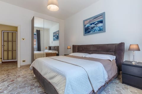 Bed, Photo of the whole room, Bedroom, heating, wardrobe, air conditioner