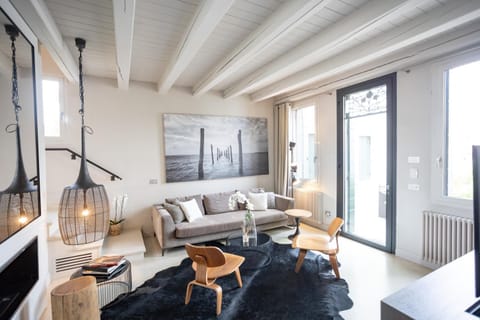 Facade/entrance, Living room, Seating area
