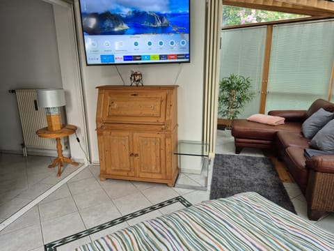 Bed, TV and multimedia, Seating area