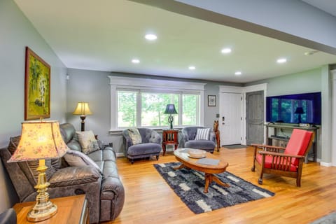 13 Mi to Guntersville Lake Henagar Gem with Hot Tub House in Alabama