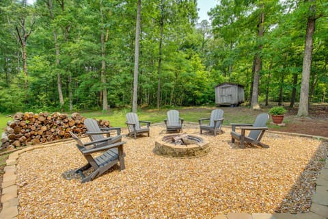 13 Mi to Guntersville Lake Henagar Gem with Hot Tub House in Alabama