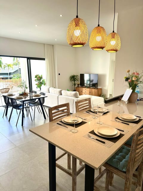 TV and multimedia, Kitchen or kitchenette, Living room, Seating area, Dining area