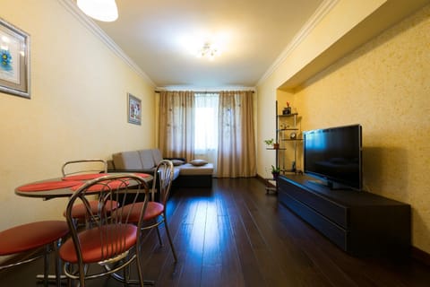 Living room, Photo of the whole room, Decorative detail, Seating area, Dining area