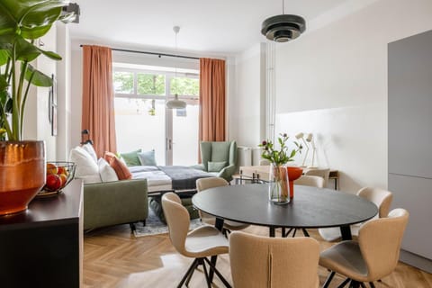 Bed, Living room, Decorative detail, Seating area, Dining area, internet