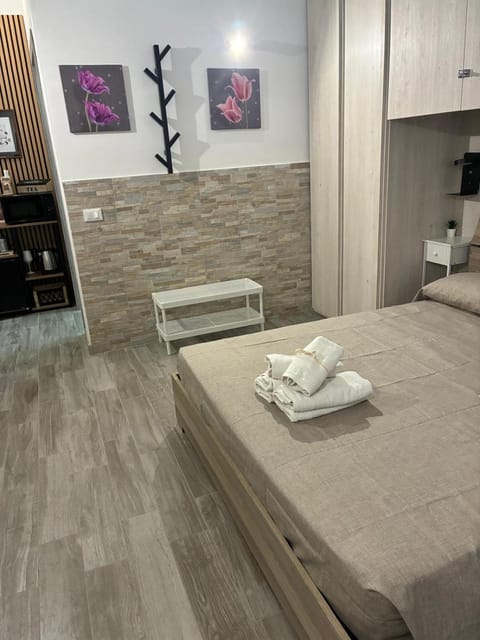 Bed, Photo of the whole room, towels
