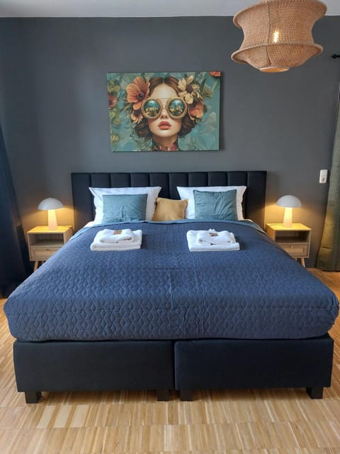Bed, Photo of the whole room, Bedroom, towels